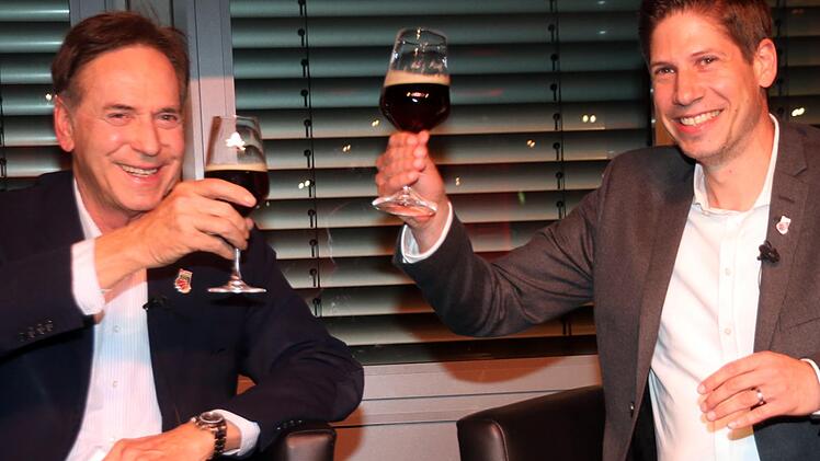 Willkommen in Bamberg! Das erste Rauchbier für den neuen Geschäftsführer Arne Dirks (rechts), der mit Aufsichtsratsvorsitzendem Michael Stoschek anstieß. Fotos: Bertram Wagner