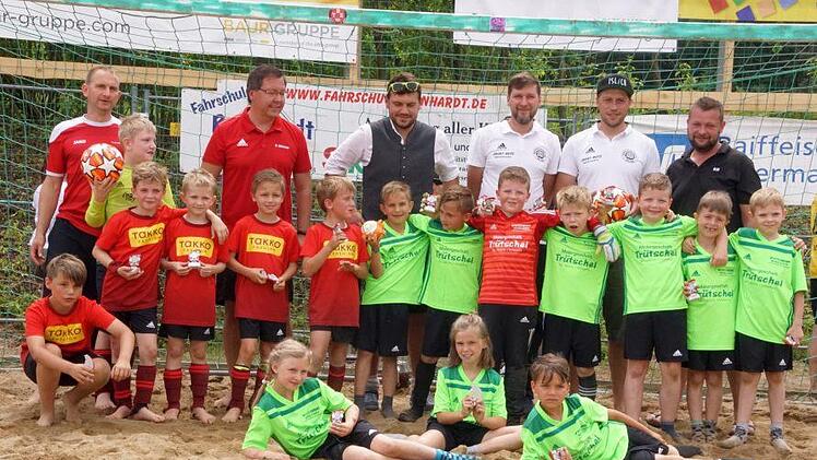 Auch der Nachwuchs wurde in das sportliche Programm des Beachsoccer-Cups eingebunden. F-Jugend-Teams der Spielvereinigung Isling und des FC Altenkunstadt trugen eine Partie aus, welche der Lokalmatador gewann. Die jungen Kicker bekamen als Erinnerung einen schöne Trophäe.Mario Deller