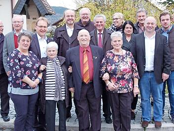 Hans Schnell mit seiner Frau Monika, Sohn Gerhard und Enkel Niklas im Kreise der Gratulanten, die sich bei dem beliebten Jubilar anl&auml;sslich des 80. Geburtstages einfanden. Foto: Andrea H&auml;nel