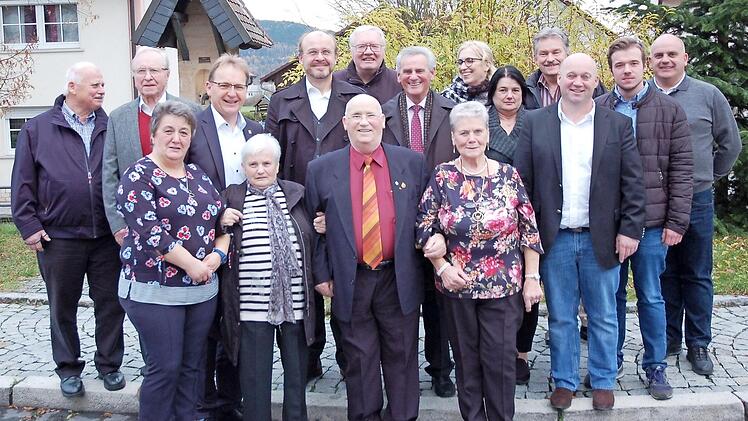 Hans Schnell mit seiner Frau Monika, Sohn Gerhard und Enkel Niklas im Kreise der Gratulanten, die sich bei dem beliebten Jubilar anl&auml;sslich des 80. Geburtstages einfanden. Foto: Andrea H&auml;nel