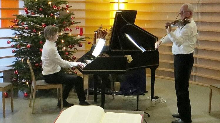 Privatdonzent Albrecht Waschke (Cembalo) und Professor Sebastian Kerber (Violine) begeisterten bei einem kleinen Live-Hauskonzert am Campus in Bad Neustadt in der Hauskapelle.  Foto: Rhönklinikum