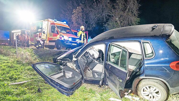 Durch die Wucht des Aufpralls wurde der VW Tiguan zwischen Ebermannstadt und Kanndorf von der Fahrbahn geschleudert.