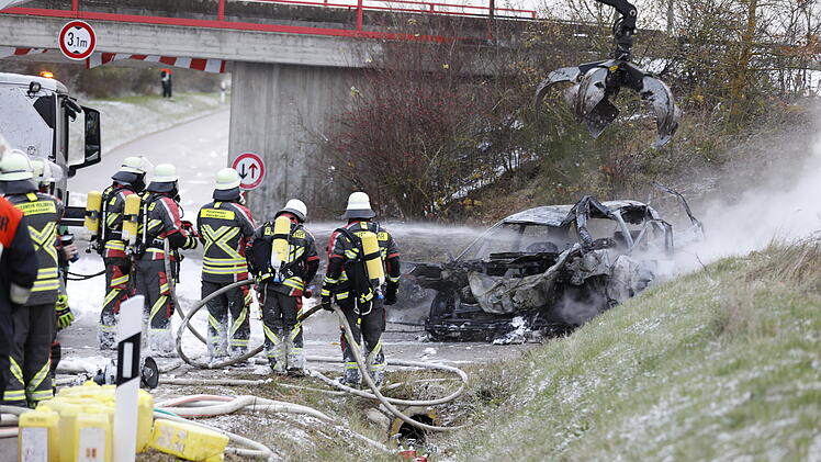 Auto rast gegen Brücke: Person stirbt bei schwerem Verkehrsunfall