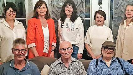 Susanne Bock von W&uuml;lfingen (stehend, 2. v. l.) freut sich mit dem Vorstandsteam: (vorne, v.l.) Martin Hatzold, Reinhard Huber, Andreas Ender, (hinten, v.l.) Mandy Zahner, Antje Schr&ouml;ppel, Gabi Huber und Sabine Ender.