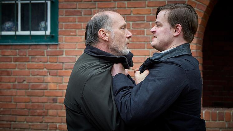 Detlev Schulte (Martin Brambach, links) zieht seinen Sohn Hannes (Marius Ahrendt) in seinen Rachefeldzug mit hinein.