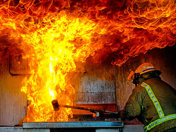 Fettbrand K&uuml;chenbrand Feuer Gastronomie L&ouml;schen Feuerwehr Innenraum