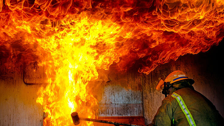 Fettbrand K&uuml;chenbrand Feuer Gastronomie L&ouml;schen Feuerwehr Innenraum