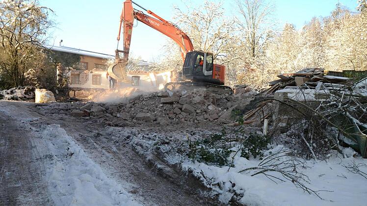 Der Bagger macht die Nebengebäude platt.
