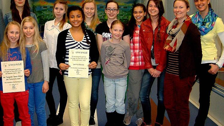 Die von Anita Spanu und Sandra Schierling (von rechts) trainierten "Sweet Chillies" und die Solotänzerin Laetitia Colcacicco (Bildmitte) machten in der Sparte Gardetanz bayernweit auf sich aufmerksam.