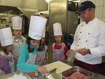 Nina (Dritte von links) beim Schnitzel-Klopfen mit Koch Christian Popp: "Ich heiß' ja sogar mit Nachnamen Koch - das passt prima!" Fotos: Schütz
