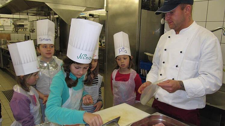 Nina (Dritte von links) beim Schnitzel-Klopfen mit Koch Christian Popp: "Ich heiß' ja sogar mit Nachnamen Koch - das passt prima!" Fotos: Schütz