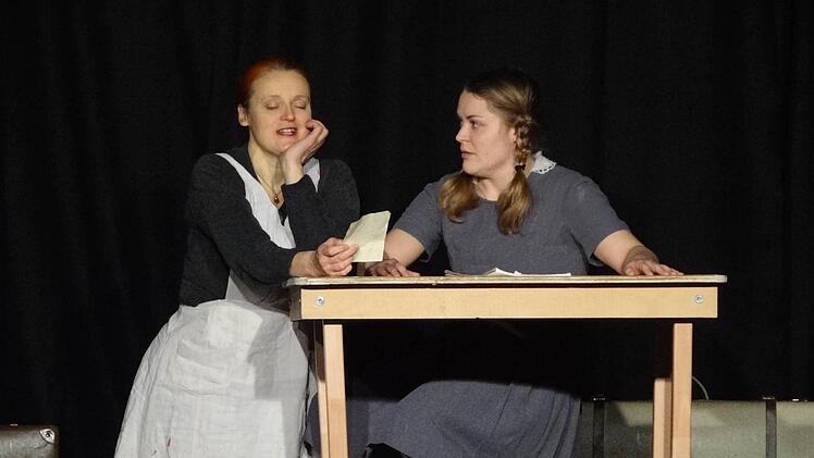 Ihre Mutter versucht Anni zu erklären, was Hitler für ein Mensch. Aber das junge Mädchen will es selbst herausfinden. Die Mutter weiß, dass es ihre Tochter nicht lange in der Hitler-Jugend aushalten wird. Foto: Johanna Eckert