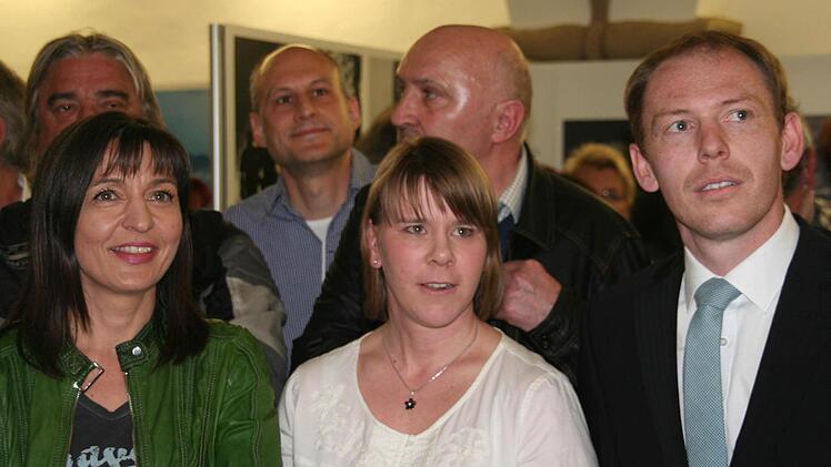 ... auf die Leinwand gerichtet, auf der nach und nach die Ergebnisse der einzelnen Stimmbezirke einliefen.Foto: Ralf Dieter