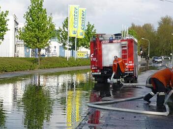 Bei manchen Unwetter-Ereignissen sind die Kanäle so überlastet, dass sich das Wasser auf die Straße zurückstaut und der Regen nicht abfließen kann. Dies ist auch auf unserem Archivbild aus der Industriestraße zu erkennen. Foto: Stefan Wicklein