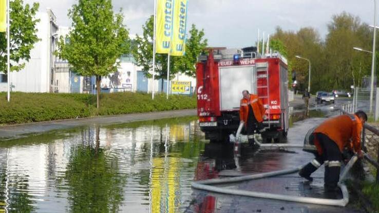 Bei manchen Unwetter-Ereignissen sind die Kanäle so überlastet, dass sich das Wasser auf die Straße zurückstaut und der Regen nicht abfließen kann. Dies ist auch auf unserem Archivbild aus der Industriestraße zu erkennen. Foto: Stefan Wicklein