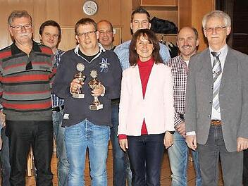 Die Spitze der Segelfluggruppe Kordigast Burgkunstadt mit Vorsitzendem Werner Hahn (Dritter von rechts), Bürgermeisterin Christine Fries, dem Meisterpiloten Wolf Fickenscher (Sechster von links) sowie Stadtrat und Sportreferent Joachim Ruß (Vierter von rechts). Foto: Stephan Stöckel