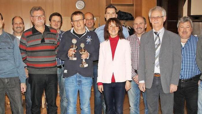 Die Spitze der Segelfluggruppe Kordigast Burgkunstadt mit Vorsitzendem Werner Hahn (Dritter von rechts), Bürgermeisterin Christine Fries, dem Meisterpiloten Wolf Fickenscher (Sechster von links) sowie Stadtrat und Sportreferent Joachim Ruß (Vierter von rechts). Foto: Stephan Stöckel