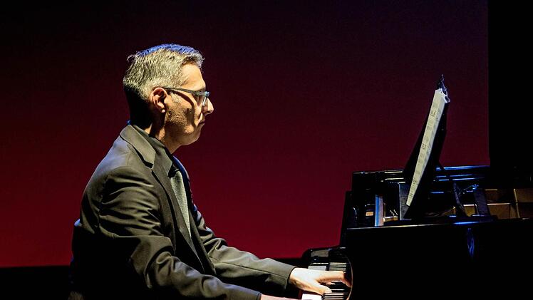 Impressionen vom Liederabend in der Coburger Reithalle: Antonio Grimaldi.Foto: Jochen Berger