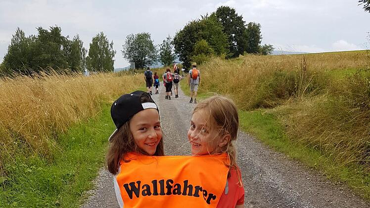 Früh übt sich - Inka und Nathalie mit der Weste für die Verkehrsregler. Foto: Doris Bauer