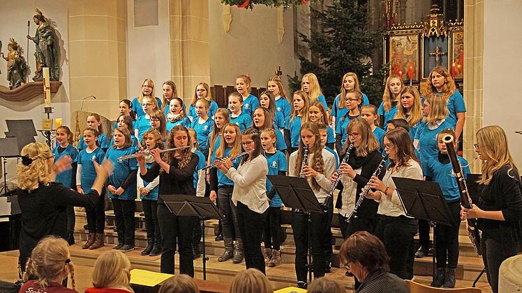 Beim Unterstufenchor war Abwechslung Trumpf, denn die jungen Sängerinnen und Sänger wurden sowohl von Holzinstrumenten als auch vom Percussion-Ensemble begleitet. Foto: Matthias Schneider