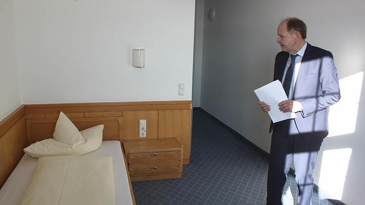 Eines der klösterlich einfach gehaltenen Gästezimmer. Foto: Matthias Einwag