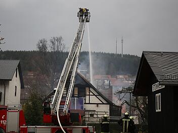 Auf ungefähr 80 000 Euro schätzen die Einsatzkräfte den Schaden, der an der ehemaligen Schlosserwerkstatt in Steinwiesen und dem angrenzenden Wohnhaus entstanden ist.NEWS5/Fricke