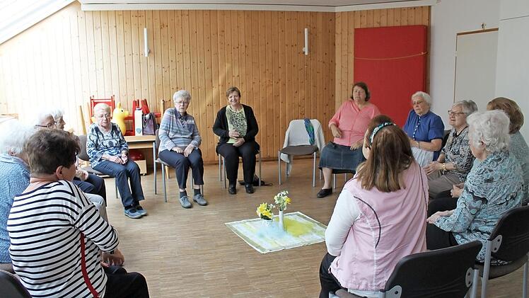 Auch der Körper muss angeregt werden und daher gibt es beim Gedächtnistraining immer eine Runde Sitzgymnastik.