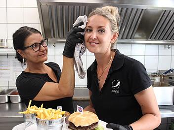 Besonders heiß geht es in diesen Tagen in der Küche des Downtown-Diners in Hammelburg zu. Deshalb tupft Birgit Sada (links) sogar mal Anastasija Jampolski den Schweiß von der Stirn. Foto: Isabel Herterich