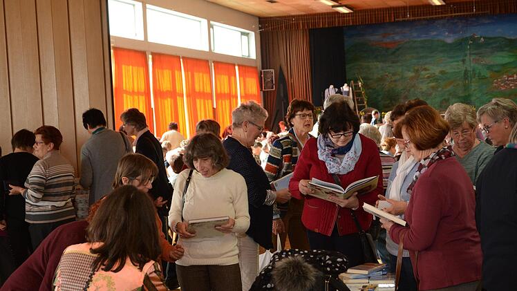 Bei Annegret Braun konnten auch ihre Bücher  erworben werden. Foto: Björn Hein