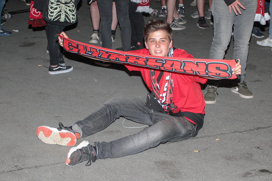 1. FCN steigt auf: Fans feiern in Nürnberg