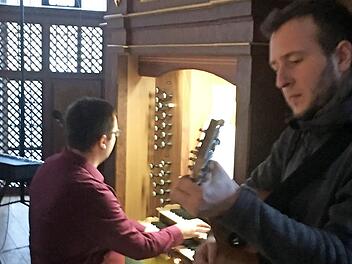 Konzert in der Stadt-Pfarrkirche Bad Neustadt: Florian Homberg (E-Gitarre) und Steffen Link (Orgel). Foto: Regina Rinke