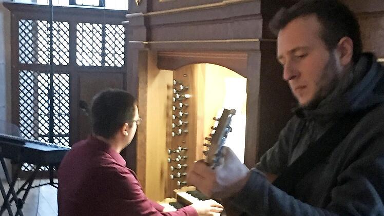 Konzert in der Stadt-Pfarrkirche Bad Neustadt: Florian Homberg (E-Gitarre) und Steffen Link (Orgel). Foto: Regina Rinke