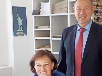 Marianne Scherer an ihrem Arbeitsplatz mit Amtsgerichtsdirektor Franz Truppei. Foto: PR