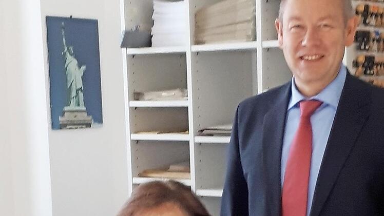 Marianne Scherer an ihrem Arbeitsplatz mit Amtsgerichtsdirektor Franz Truppei. Foto: PR