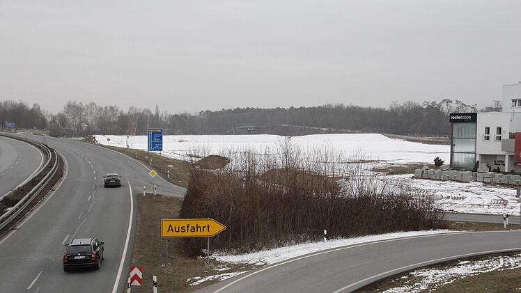 Auf dem schneebedeckten, etwa zwei Hektar großen Grundstück in Tennenlohe entsteht an der Kreuzung der B4 (links) mit der A3 (im Hintergrund) das neue Autohaus von BMW-Wormser.   Foto: Andreas Dorsch