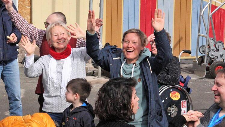 Mama Edith und Schwester Anne tanzen ausgelassen im Hof der Mainfränkischen Werkstätten. Sie freuen sich mit Stefan über seinen olympischen Erfolg. Diana Fuchs