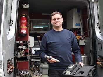 Mit einer wasserdichten Kamera untersucht Messtechniker Marcel Kunze den Georgi-Sprudel. Foto: Ulrike Müller