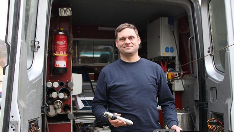 Mit einer wasserdichten Kamera untersucht Messtechniker Marcel Kunze den Georgi-Sprudel. Foto: Ulrike Müller