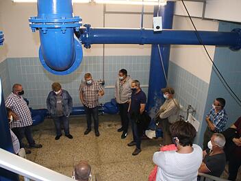 Einblick in den Hochbehälter gab Wasserwart Matthias Zwecker (links). Fotos: Hilmar Ruppert