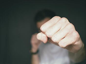 Der unbekannte Mann rastete aus und wollte der Kassiererin ins Gesicht schlagen.