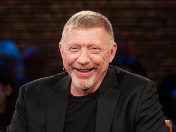 Tennis-Legende Boris Becker wurde j&uuml;ngst Vater einer kleinen Tochter, die er schon jetzt trainiert - in der Hoffnung, sie werde die Vorhand mal mit der linken Hand spielen.