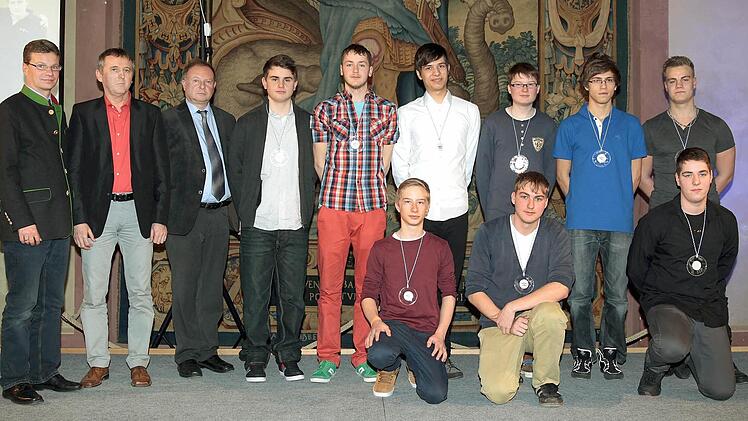 Die Jungs der Mittelschule Zeil/Sand wurden bei der Ehrung in München von ihrem Sportlehrer Alfred Junker und Rektor Norbert Sandler (zweiter und dritter von links neben Staatssekretär Sibler) begleitet.