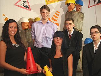 Sie wurden für herausragende Leistungen ausgezeichnet (von links): Anna-Lena Ebner (Klasse 10c), Schulbester Oliver Seidelmann (10a), Vanessa Götz und Shawon Pennock (10d) sowie Alexander Barthelme (10b). Foto: gg