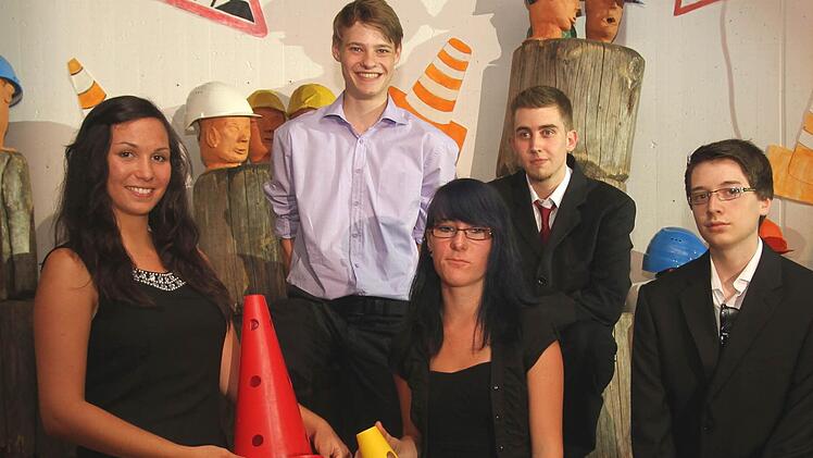 Sie wurden für herausragende Leistungen ausgezeichnet (von links): Anna-Lena Ebner (Klasse 10c), Schulbester Oliver Seidelmann (10a), Vanessa Götz und Shawon Pennock (10d) sowie Alexander Barthelme (10b). Foto: gg