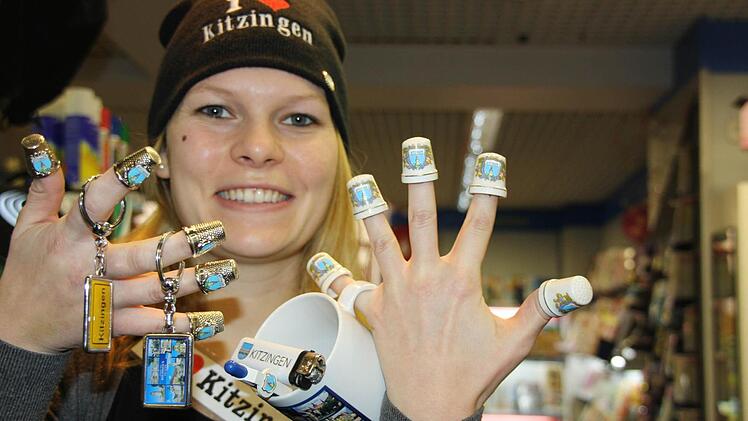 Kleinigkeiten ganz groß: Anja Ott präsentiert beliebte Mitbringsel aus Kitzingen, die Touristen hinaus in die Welt tragen. Vor allem Anstecknadeln, Fingerhüte, Aufkleber und Magnete sind begehrt.  Fotos: Diana Fuchs