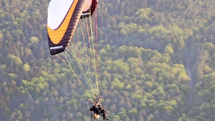 Begegnung in luftiger Höhe: Dieser Gleitschirmflieger besuchte die Ballonfahrer.