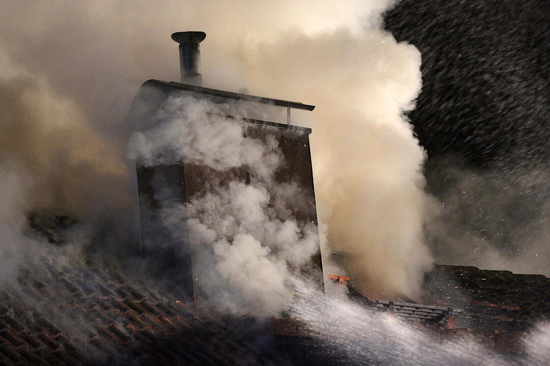 Flammen schlugen aus dem Dachstuhl von Wohnhaus - Feuerwehrmann stuerzt von Drehleiter, zwei weitere Verletzte
