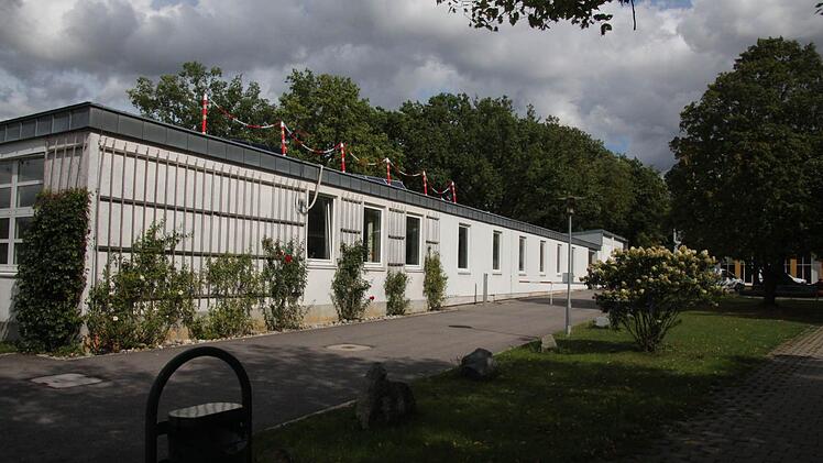 Anstelle dieses Flachbaus rückt das künftige IT- und Medienzentrum, Baubeginn 2017.