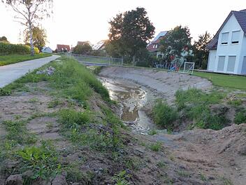 Der Lachweihergraben wurde in drei Etappen über eine Strecke von 300 Metern aufgeweitet. Drosseln regeln den Abfluss. Foto: Pauline Lindner