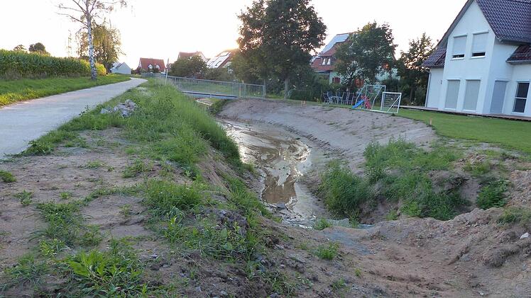 Der Lachweihergraben wurde in drei Etappen über eine Strecke von 300 Metern aufgeweitet. Drosseln regeln den Abfluss. Foto: Pauline Lindner